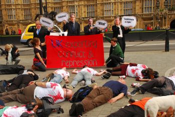 Die in outside parliament
